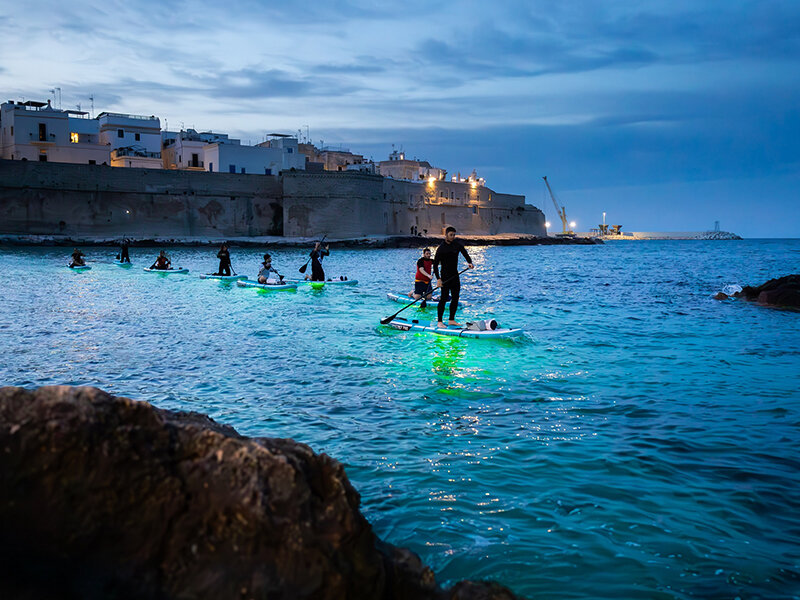 Emozioni in mare al calar del sole: uscita in SUP al tramonto e aperitivo per 2 a Monopoli