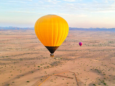 Luftballon over palmelunden i Marrakech for 2