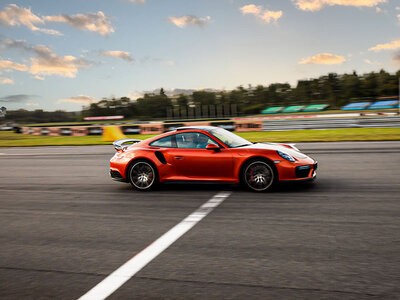 Box 2 varv på racerbana som andreförare i Porsche 911 GT3 RS