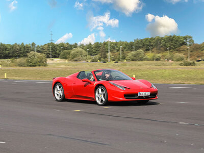 2 omgange på racerbane som co-driver i Ferrari 458 Spider