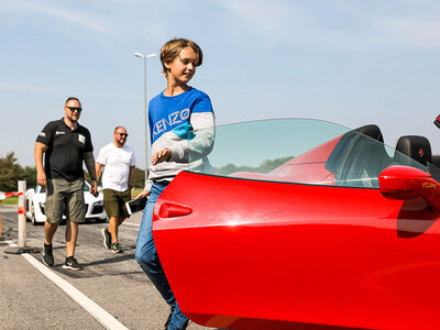 Gaveæske 2 omgange på racerbane som co-driver i Ferrari 458 Spider