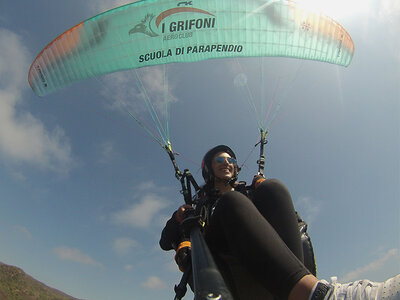 Cofanetto Emozioni tra cielo e mare: parapendio in tandem con istruttore in Sardegna