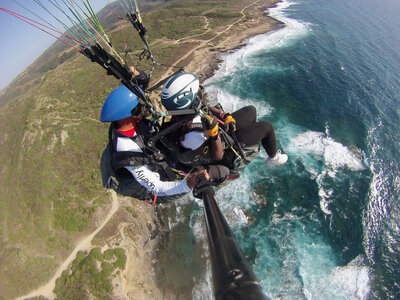 Emozioni tra cielo e mare: parapendio in tandem con istruttore in Sardegna