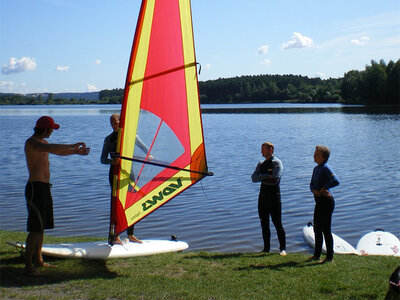 Wind im Haar beim 2-tägigen Windsurfing-Kurs im Fränkischen Seenland