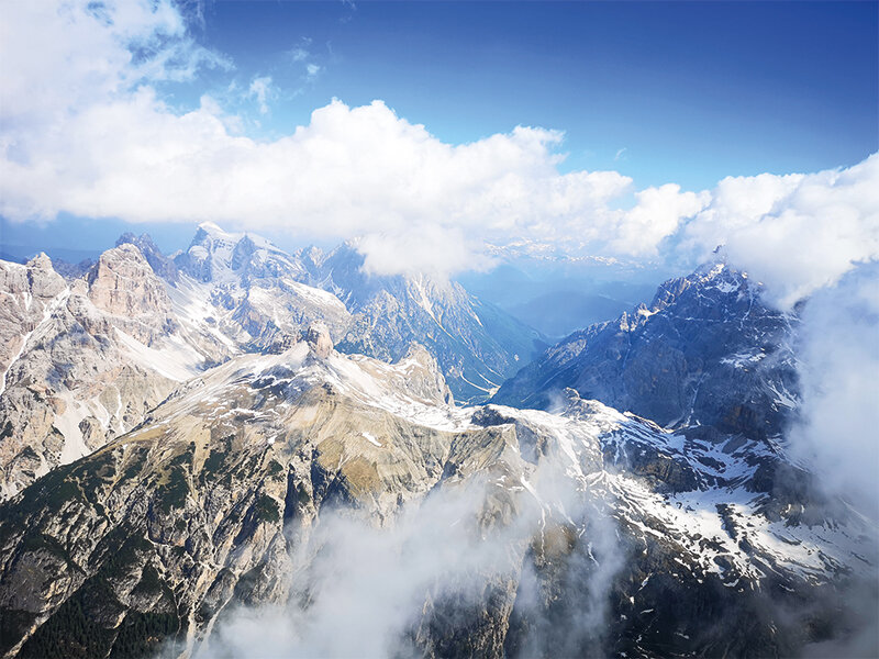 Magiche Dolomiti dall'alto: esclusivo volo in elicottero sul Lago di Braies per 5 persone