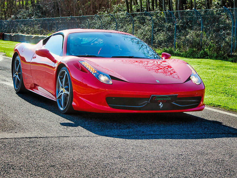 Emozioni sul Circuito di Arese: 3 giri su Ferrari 458 al prezzo di 2