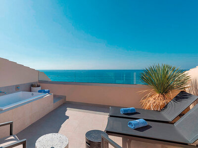 Caja Sol, mar... ¡y Costa Brava!: 2 noches en AQUA Hotel Promenade & Spa 4*S para 2 personas