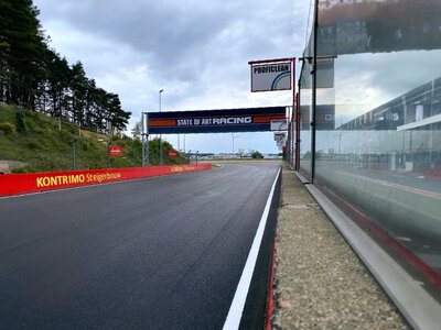 Doos Bezoek het Circuit van Zolder en rij 6 rondes in een BMW Rookie