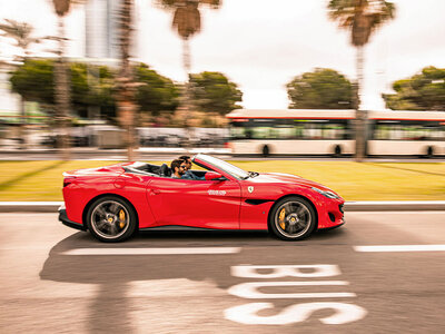 ¡Barcelona en Ferrari! 1 ruta de 20 min por la playa de la Barceloneta para 1 persona