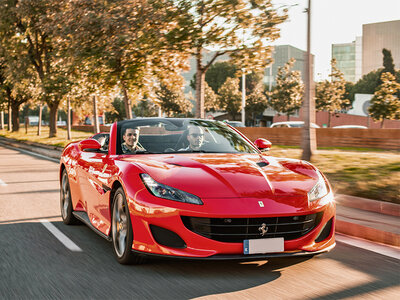 Caja ¡Barcelona en Ferrari! 1 ruta de 20 min por la playa de la Barceloneta para 1 persona