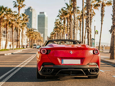 Caja regalo ¡Barcelona en Ferrari! 1 ruta de 20 min por la playa de la Barceloneta para 1 persona