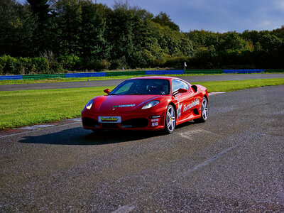 Coffret Stage pilotage enfant : 4 tours de circuit au volant d'une Ferrari et d'une Lamborghini