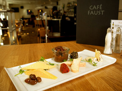 Boks Tapas med vin hos Café Faust for 2