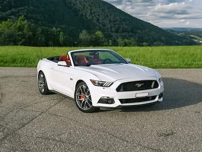 Geschenkbox Zweisitzer Luxusfahrt: Ford Mustang GT Cabrio für 2 Personen mieten