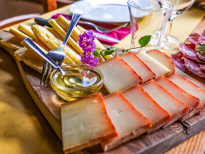 Visita guidata agli alveari e degustazione di miele bio in un agriturismo in Toscana