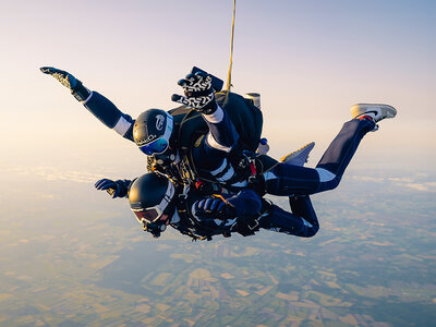 Gaveæske Tandemspring fra 2 km. med Dropzone Danmark for 1