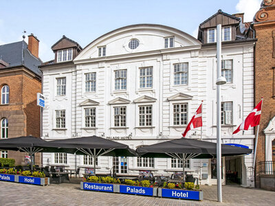 Boks Premium ophold med vin på Palads Hotel Viborg (højsæson) for 2