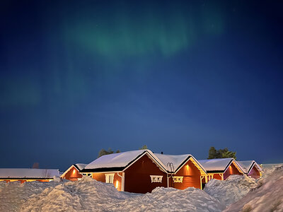 Geschenkbox 3 Übernachtungen in Rovaniemi mit Schneemobiltour zu den Nordlichtern und Santa-Claus-Dorf-Besuch