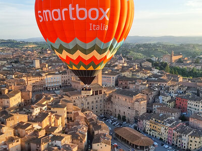 Cofanetto regalo Volo di gruppo in mongolfiera sui cieli di Lucca con brindisi di Prosecco per 2 persone