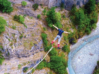 Sensations extrêmes lors d'un saut à l'élastique une tyrolienne dans le canton du Valais