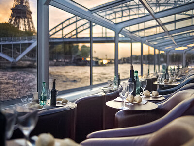 Coffret Croisière gourmande d’1h45 sur la Seine avec dîner Menu 3 plats et vin sur le Paris en Scène