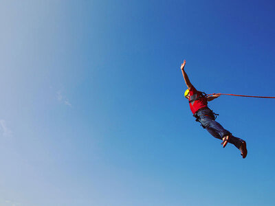 Cofanetto 1 salto singolo di Bungee Jumping con video e 1 ingresso di 3h al Parco Avventura Veglio