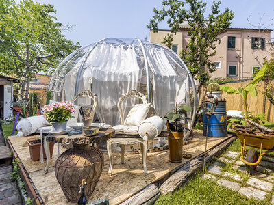 Cofanetto regalo La magia di 1 notte in Toscana in una Bubble con accesso all'idromassaggio nel cuore di Carrara