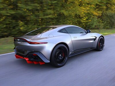 Stage de pilotage : 2 tours sur le circuit du Roussillon en Aston-Martin Vantage