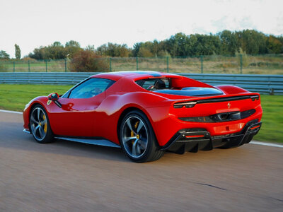 Stage de pilotage : 2 tours sur le circuit de Lohéac en Ferrari 296 GTB