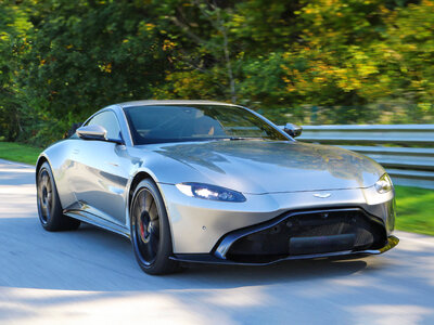 Coffret Stage de pilotage : 3 tours sur le circuit de Pouilly-en-Auxois en Aston-Martin Vantage