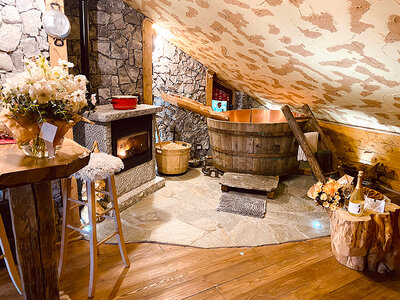 Cofanetto Insoliti soggiorni a Bergamo con NatuRooms: 1 notte con bottiglia di vino e atmosfere romantiche