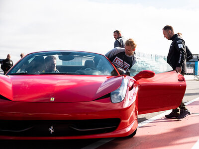 Tilbud til hende - Kør racerbil: 3 omgange i Ferrari på Jyllandsringen