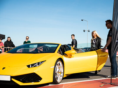 Kør racerbil på bane: 1 omgang i Lamborghini Huracan