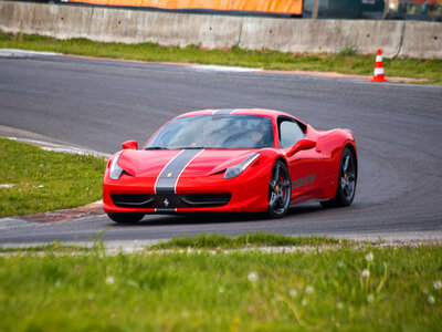 Cofanetto 2 adrenalinici giri alla guida di una Ferrari 458 Italia sul Circuito di Castelletto di Branduzzo