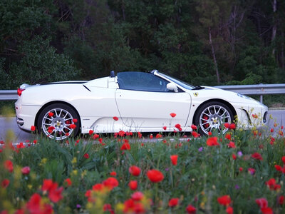 Caja Ruta de 20 km en Ferrari F430 Spider en Navarra para 2 personas