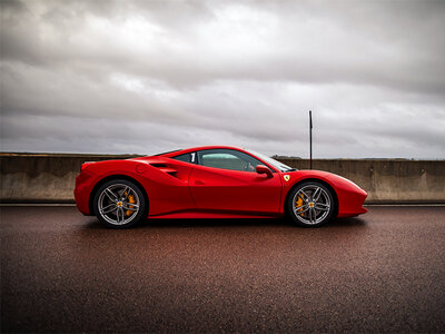 Stage de pilotage : 2 tours sur le circuit de Dijon-Prenois en Ferrari F488 GTB