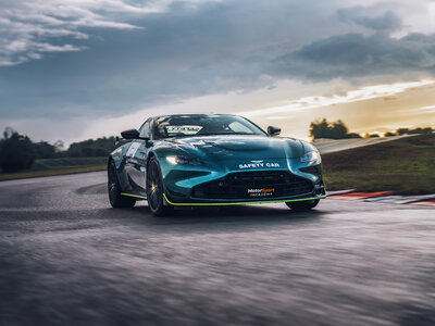 Stage de pilotage : 2 tours sur le circuit de Dijon-Prenois en Aston Martin Vantage F1 Edition