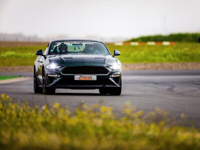 Stage de pilotage : 2 tours sur le circuit de Lohéac en Ford Mustang Bullit