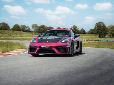 Coffret Stage de pilotage : 2 tours sur le circuit de Lohéac en Porsche 718 Cayman GT4 RS