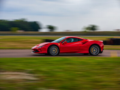 Stage de pilotage : 2 tours sur le circuit de Magny-Cours en Ferrari F8