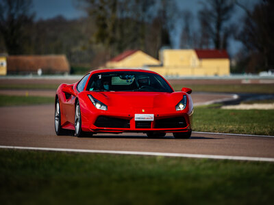 Coffret Stage de pilotage : 2 tours sur le circuit de Lohéac en Ferrari F488 GTB