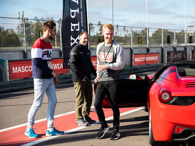 Kör sportbil på bana: 2 varv i Ferrari 458