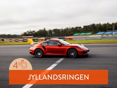 Presentbox Erbjudande för henne - Kör sportbil: 4 varv i Porsche GT3 RS på Jyllandsringen