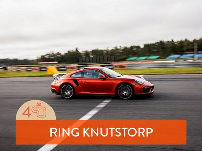 Presentbox Erbjudande för henne - Kör sportbil: 4 varv i Porsche GT3 RS på Ring Knutstorp