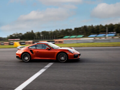 Conducción deportiva doble: 3 vueltas al Circuito do Sol o Guadix en Ferrari, Porsche, Lamborghini o Audi