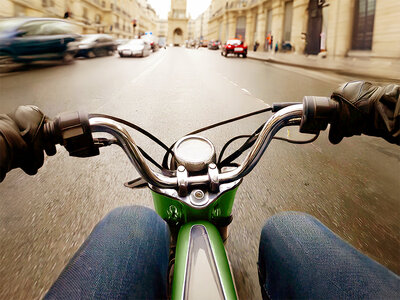 Paris autrement : excursion urbaine de 2h en scooter Yamaha Chappy