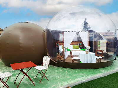 Caja ¡Romance bajo las estrellas!: 1 noche y botella de vino en Cosmoveros Bubble Experience