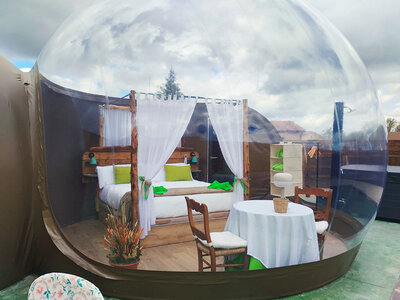 ¡Romance bajo las estrellas!: 1 noche y botella de vino en Cosmoveros Bubble Experience