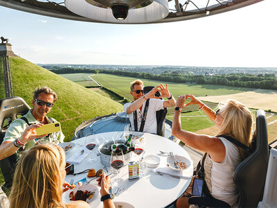 Coffret Dinner in the Sky : menu 4 plats avec accord mets et vins au-dessus de la Butte du Lion