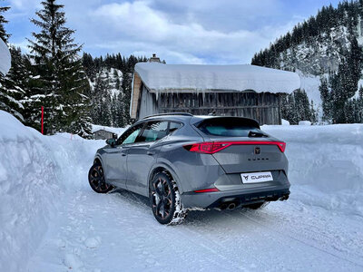 Coffret cadeau Stage de pilotage sur glace : 10 tours en passager sur le circuit de Flaine en Cupra Leon ou en BMW Superberline 2.0